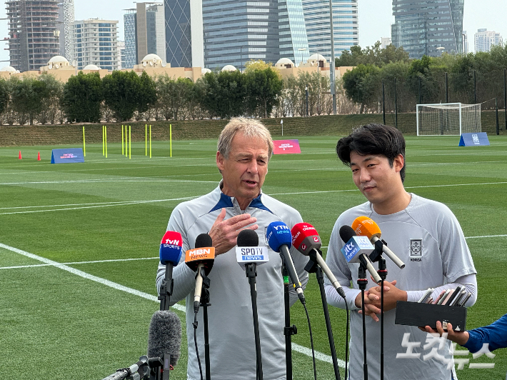 O gerente Klinsmann entrevista jornalistas.  Não há notícias quebradas