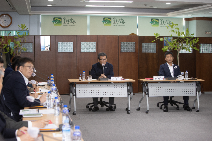 강릉시는 31일 시청 8층 상황실에서 '옥계항 개발 기본계획 용역' 중간보고회를 개최했다. 강릉시 제공