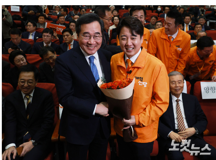 악수하는 이준석-이낙연     (서울=연합뉴스) 한종찬 기자 = 개혁신당 이준석 대표가 20일 오후 서울 국회 의원회관에서 열린 개혁신당 중앙당 창당대회에서 이낙연 새로운미래 인재영입위원장과 악수하고 있다. 2024.1.20     saba@yna.co.kr (끝)   연합뉴스