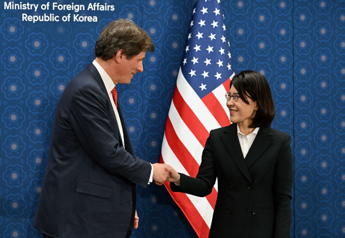 강인선 외교부 2차관과 호세 페르난데스 미 국무부 경제차관이 31일 오후 서울 종로구 외교부에서 열린 제8차 한·미 고위급 경제협의회(SED)에서 악수하고 있다. 연합뉴스 