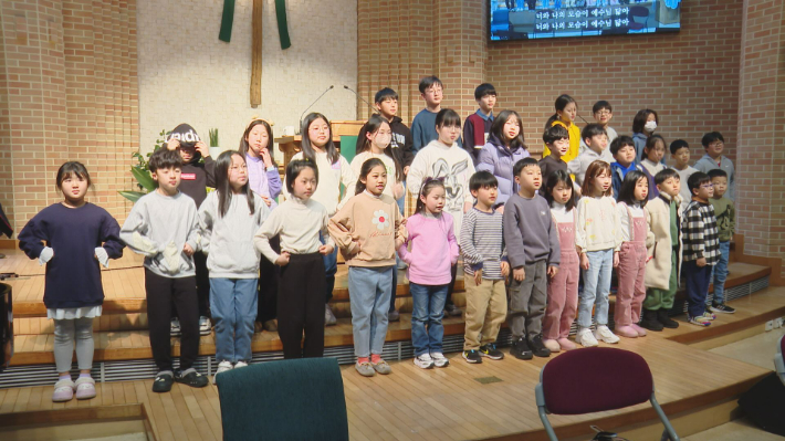 지난 주일 세대통합예배 때 봉헌특송을 하고 있는 주일학교 어린이들.