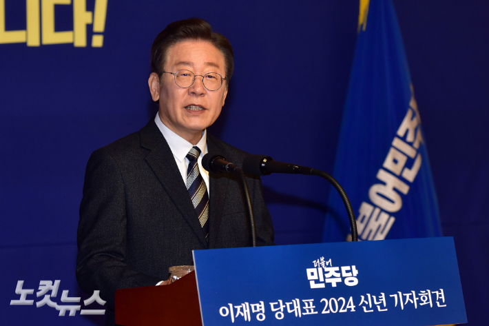 더불어민주당 이재명 대표가 31일 서울 여의도 국회 사랑재에서 가진 2024 신년 기자간담회에서 취재진의 질문에 답변을 하고 있다. 윤창원 기자