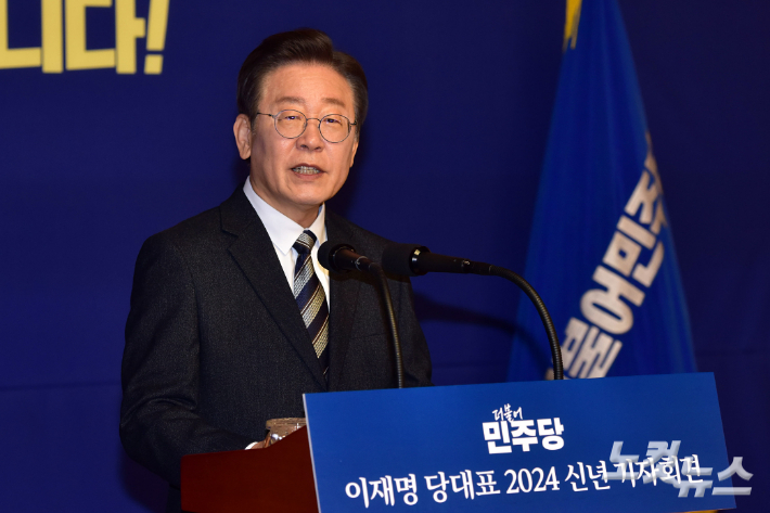 더불어민주당 이재명 대표가 31일 서울 여의도 국회 사랑재에서 가진 2024 신년 기자간담회에서 취재진의 질문에 답변을 하고 있다. 윤창원 기자