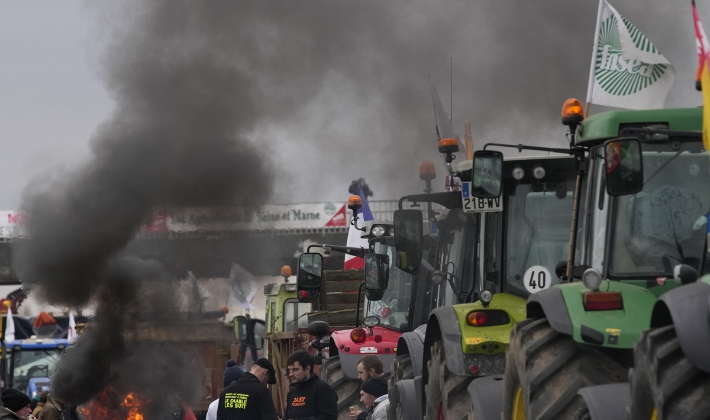 30일(현지시간) 프랑스 농민 시위대가 동원한 트랙터들이 파리 외곽 조시니의 고속도로를 점거하고 있다. 에마뉘엘 마크롱 정부의 농업정책에 반대하는 농민 시위대는 '무기한 파리 봉쇄'를 예고했다. 연합뉴스