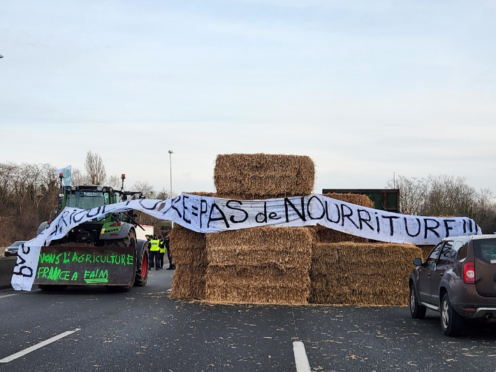 29일(현지시간) 오후 파리에서 북서쪽으로 10㎞가량 떨어진 15번 고속도로 위에서 농민들이 시위에 나섰다. 연합뉴스