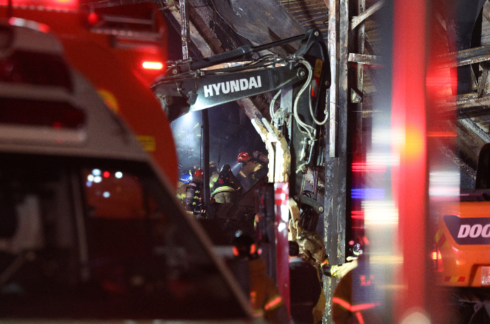 1일 오전 경북 문경시 신기동의 한 공장 화재 현장에서 소방 당국이 진화 중 고립된 소방관 구조에 나서고 있다. 함께 고립된 소방관 1명은 심정지 상태로 발견됐다. 연합뉴스