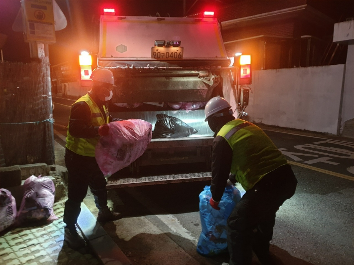 새벽마다 일하는 환경미화원. 경남도청 제공 