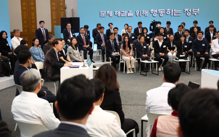 윤석열 대통령이 1일 경기도 성남시 분당서울대병원에서 열린 '국민과 함께하는 민생토론회-여덟 번째, 생명과 지역을 살리는 의료개혁'에서 발언하고 있다. 연합뉴스