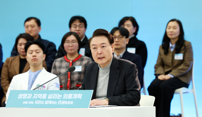 윤석열 대통령이 1일 경기도 성남시 분당서울대병원에서 열린 '국민과 함께하는 민생토론회-여덟 번째, 생명과 지역을 살리는 의료개혁'에서 발언하고 있다. 연합뉴스