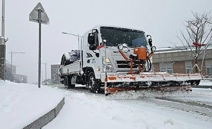 지난 달 19일 2024 강원동계청소년올림픽 개막 후 영동지역에 폭설이 쏟아지면서 제설작업에 나선 모습. 강원도 제공