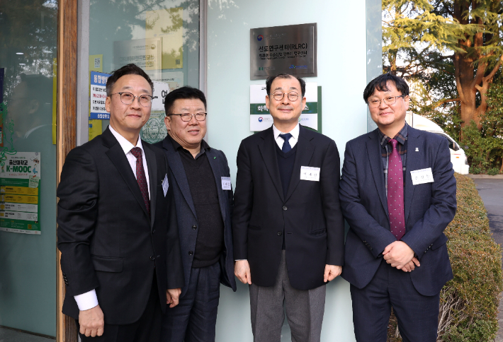 사진 왼쪽부터 정진석 친환경 수소산업 전주기 연구센터장, 김대순 HD한국조선해양 기술고문, 이재신 울산대 산학협력부총장, 손성동 울산광역시 에너지산업과장. 울산대학교 제공