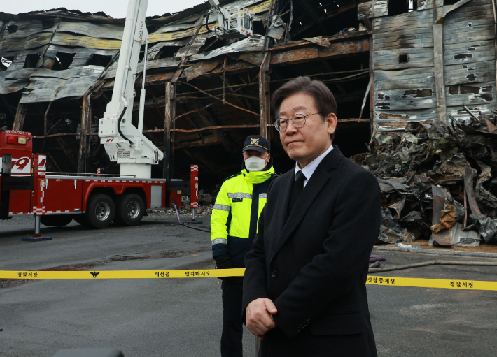 더불어민주당 이재명 대표가 1일 오후 경북 문경 육가공공장 화재 현장을 둘러보고 있다. 연합뉴스