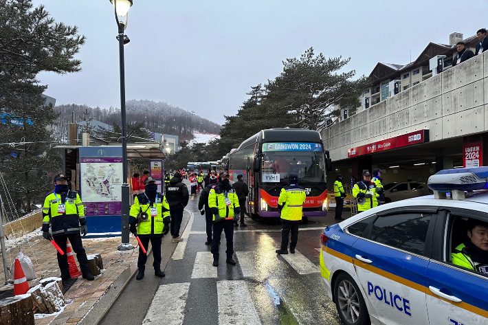 2024강원동계청소년올림픽 경기장 인근 교통 관리에 나선 경찰관들 모습. 강원경찰청 제공