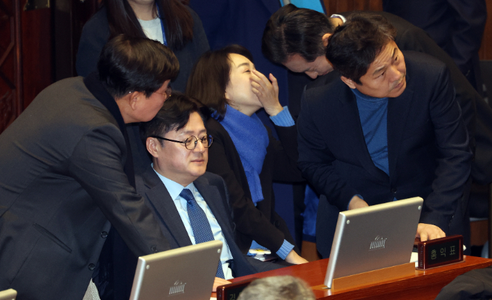 1일 국회 본회의에서 더불어민주당 홍익표 원내대표가 의원들과 대화하고 있다. 연합뉴스