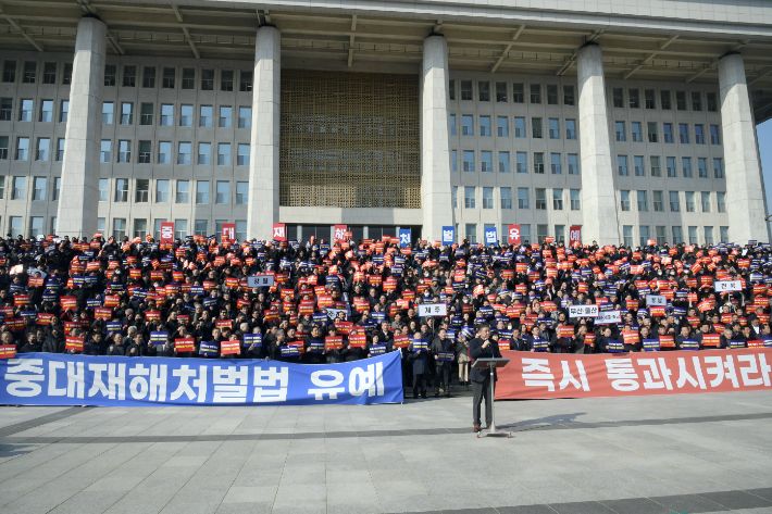 31일 서울 여의도 국회 본청 앞 계단에서 열린 중대재해처벌법 유예 촉구 전국 중소기업인 결의대회에서 참가자들이 구호를 외치고 있다. 윤창원 기자