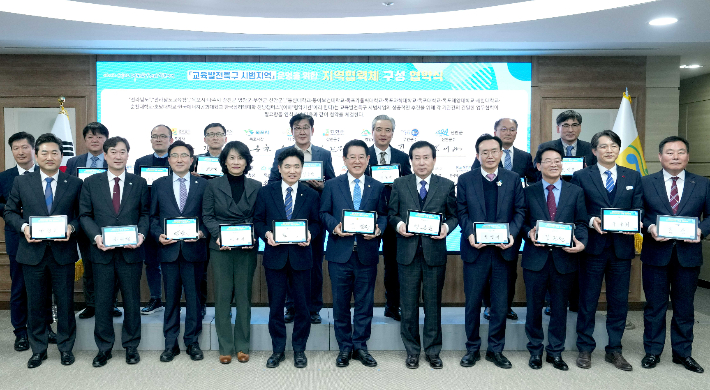 김영록 전라남도지사가 1일 오후 도청 서재필실에서 '교육발전특구 시범지역' 운영을 위한 지역협력체 구성 협약을 하고 있다. 전라남도 제공 