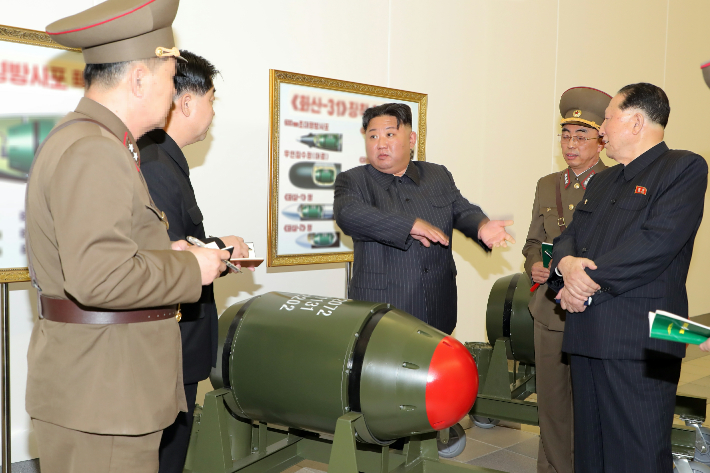 지난해 3월 북한이 공개한 화산-31 전술핵탄두. 연합뉴스