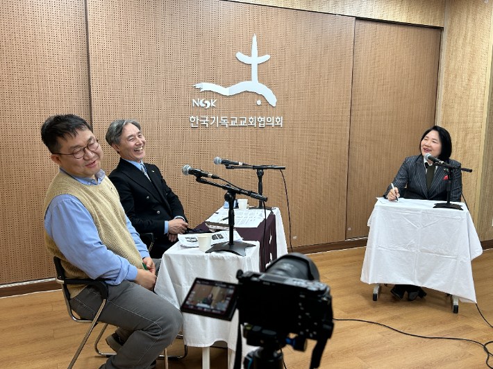 한국기독교교회협의회가 이번 달 부터 유튜브 '미디어 잡담쑈'를 방송한다. 사진은 서울 종로구 한국기독교회관에 마련된    스튜디오에서 출연자들이 녹화하고 있는 모습.  (사진 = 한국기독교교회협의회)