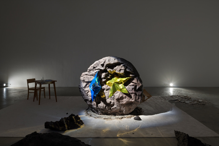 거대한 운석 덩이리가 천장을 뚫고 떨어진 듯한 광경을 연출한 K3 전시장. 국제갤러리 제공 