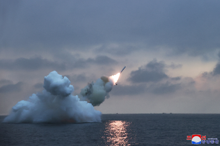 지난 1월 29일 북한이 공개한 '불화살-3-31' 잠수함발사전략순항미사일의 수중 시험발사 모습. 연합뉴스