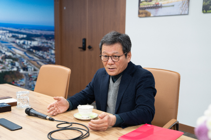 강원CBS 시사프로그램 <최진성의 위클리오늘>에 출연한 김홍규 강릉시장. 강릉시청 제공