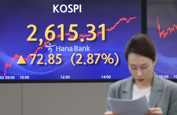 2일 서울 명동 하나은행 본점 딜링룸에서 직원들이 업무를 보고 있다. 이날 코스피는 미국 빅테크 기업들의 실적 호전 소식 등에 급등해 연초 수준을 회복했다. 종가는 전장보다 72.85포인트(2.87%) 오른 2615.31로 집계됐다. 연합뉴스