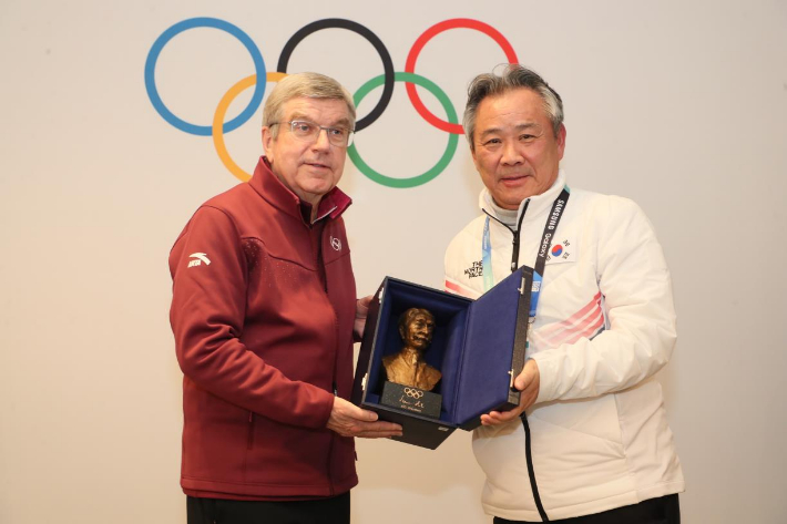 지난 1일 2024 강원 동계청소년올림픽 폐회식이 끝난 뒤 강원도 강릉의 한 호텔에서 열린 IOC 환송 리셉션에서 토마스 바흐 IOC 위원장(왼쪽)이 이기흥 대한체육회장에게 IOC 위원장 특별상을 수여하고 있다. 대한체육회