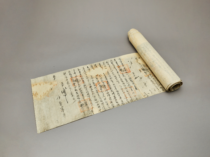 조선시대 부동산 거래 문서는 기존 문서에 새 문서를 이어붙이는 방식으로 보존됐다. 서울역사박물관 제공