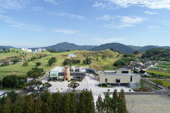 함안 말이산고분군과 박물관. 함안군청 제공 