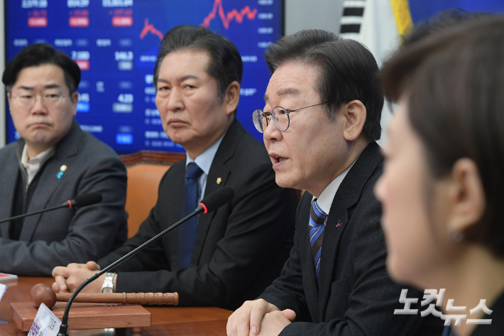 더불어민주당 이재명 대표가 2일 서울 여의도 국회에서 열린 최고위원회의에서 발언을 하고 있다. 윤창원 기자