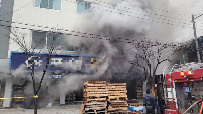 화재가 발생한 포항 공구거리 상가 건물. 경북소방본부 제공