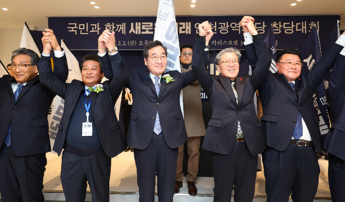 새로운미래 이낙연 인재영입위원장이 2일 오후 인천 계양구 카리스호텔에서 열린 새로운미래 인천시당 창당대회에 참석해 인사하고 있다. 연합뉴스 