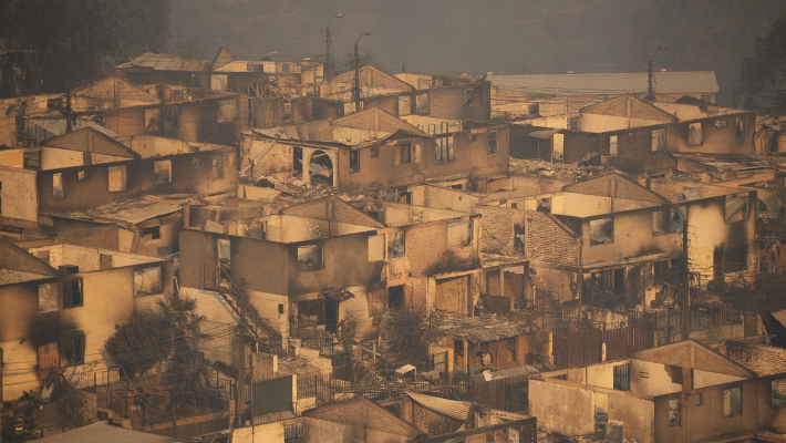 3일(현지시간) 산불 영향으로 그을린 칠레 발파라이소주 비냐 델 마르시 엘 올리바르 지역 주택들. 연합뉴스