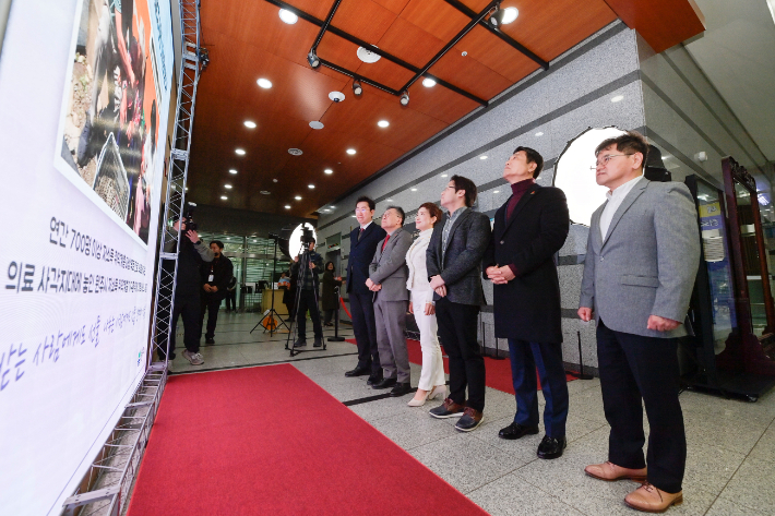 원주시 기부자 명예의 전당 제막식이 5일 원주시청 1층 로비에서 열렸다. 원주시 제공 