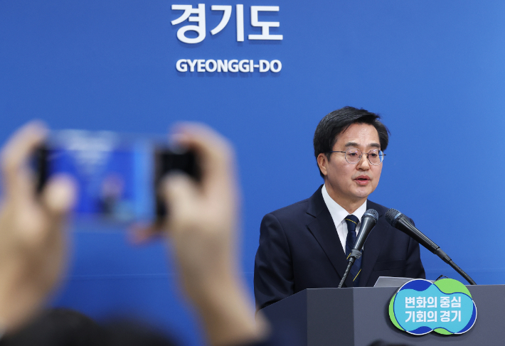 김동연 경기도지사가 5일 오전 경기도 수원시 경기도청에서 경기도 동북권 공공의료원 설립 계획 발표 기자회견을 하고 있다. 연합뉴스 