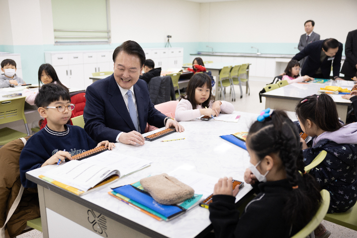 윤석열 대통령이 5일 경기도 하남시 신우초등학교에서 열린 '국민과 함께하는 민생토론회 - 아홉 번째, 따뜻한 돌봄과 교육이 있는 늘봄학교' 시작에 앞서 늘봄학교 주산암산 프로그램에서 학생들과 함께 주산암산을 체험하고 있다. 연합뉴스