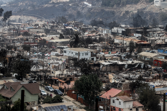 4일(현지시간) 칠레의 대표적 관광 명소인 비냐델마르 주택들이 전소돼 전쟁터를 방불케 했다. 연합뉴스