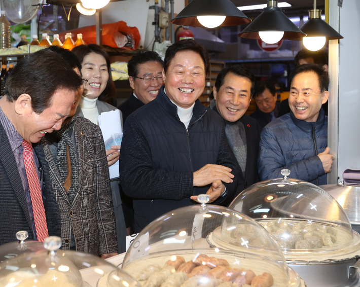 양산 덕계종합상설시장을 찾은 박완수 지사. 경남도청 제공 