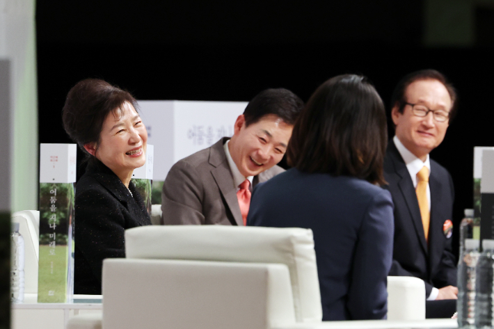 박근혜 전 대통령(왼쪽)이 5일 오후 대구 수성구 인터불고호텔에서 열린 '박근혜 회고록 출간기념 저자와의 대화'에서 웃고 있다. 연합뉴스