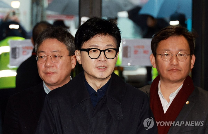 (서울=연합뉴스) 한종찬 기자 = 국민의힘 한동훈 비상대책위원장이 5일 오전 서울 여의도 국민의힘 당사로 출근하며 취재진 질문에 답하고 있다. 2024.2.5 saba@yna.co.kr 연합뉴스