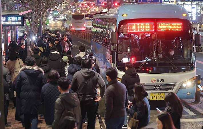 퇴근버스를 기다리는 시민들로 붐비고 있다. 연합뉴스