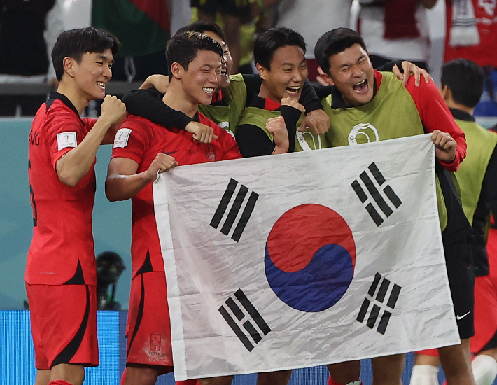 2022 카타르 월드컵에서 포르투갈을 꺾고 16강에 진출한 한국 축구 대표팀. 연합뉴스