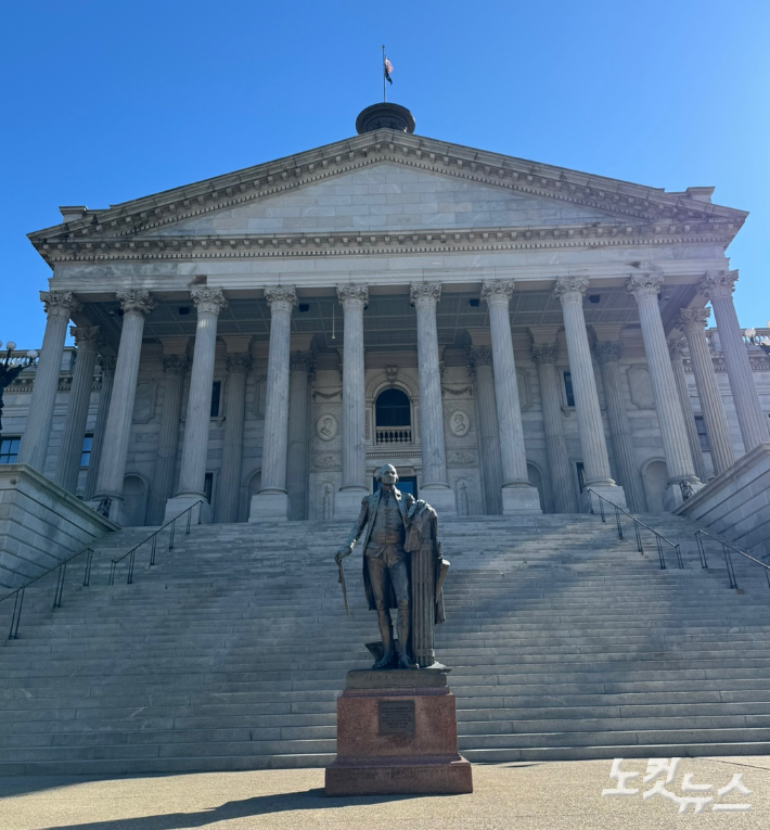 사우스캐롤라이나 주 청사 정면 계단 앞에 미 초대 대통령 조지 워싱턴 동상이 서있다. 최철 기자