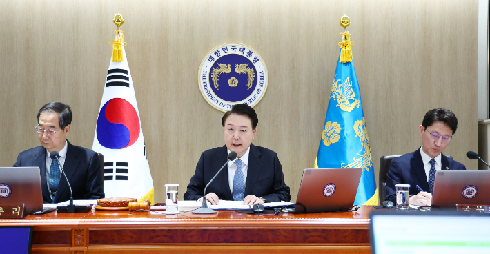 윤석열 대통령이 6일 서울 용산 대통령실 청사에서 열린 국무회의를 주재하며 발언하고 있다. 연합뉴스