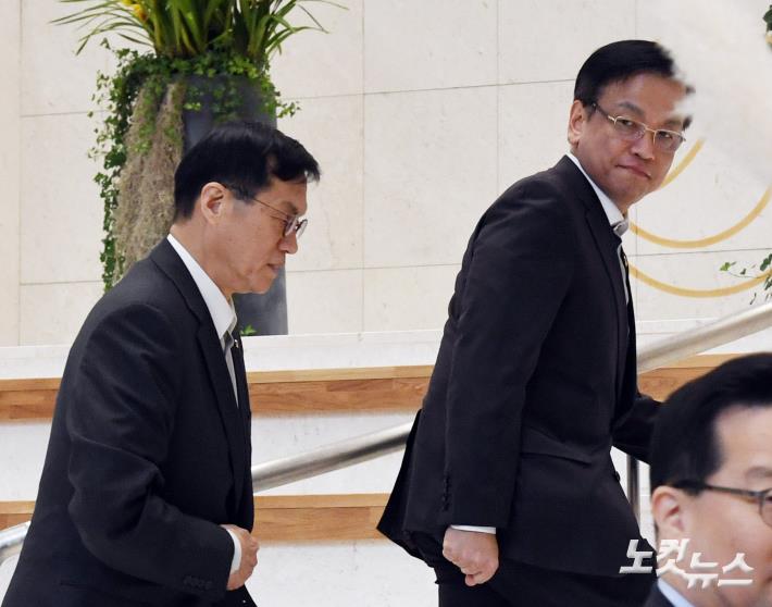 회의실 향하는 최상목-이창용