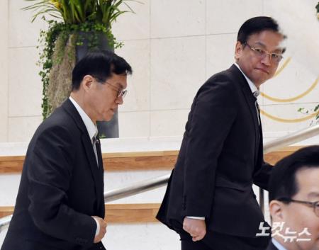 회의실 향하는 최상목-이창용