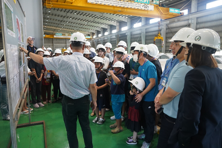 다문화가정이 POSCO-PMPC(가정용 강판 공장)를 견학했다. 포스코 제공