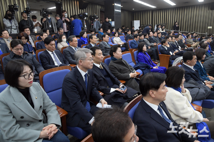 6일 서울 여의도 국회에서 더불어민주당 의원총회가 열리고 있다. 윤창원 기자