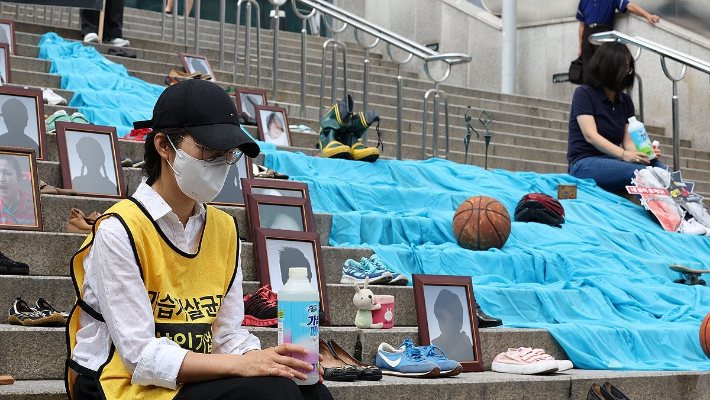 가습기살균제 참사 피해자들의 유품이 놓여있다. 연합뉴스 