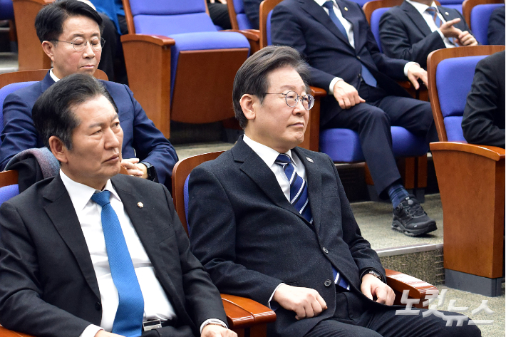 더불어민주당 이재명 대표가 6일 서울 여의도 국회에서 열린 당 의원총회에 참석하고 있다. 윤창원 기자